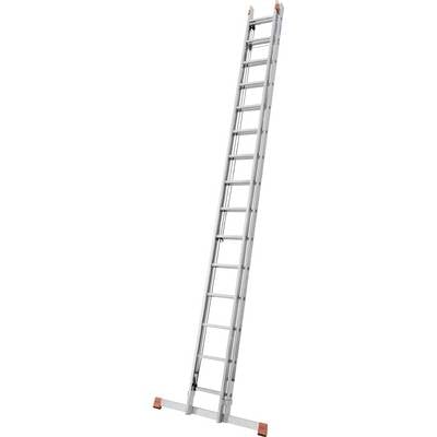 En lång, silverfärgad aluminiumstege med orange gummifötter, utdragen för höga arbeten eller reparationer.
