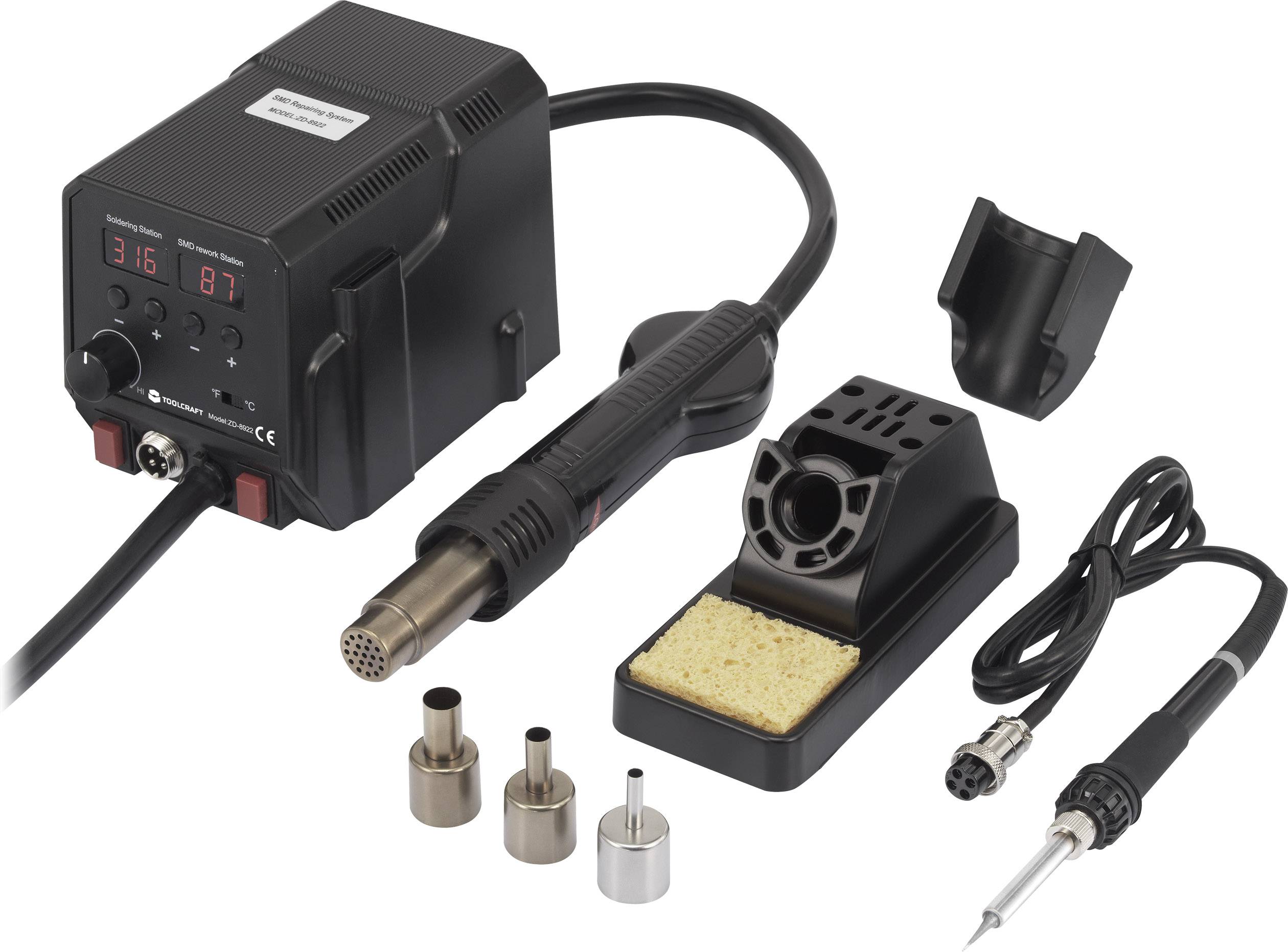 En lödstation med varmluftpistol, lödkolv, olika munstycken, ett stativ och en rengöringssvamp. Perfekt för lödning och reparation av elektronik.