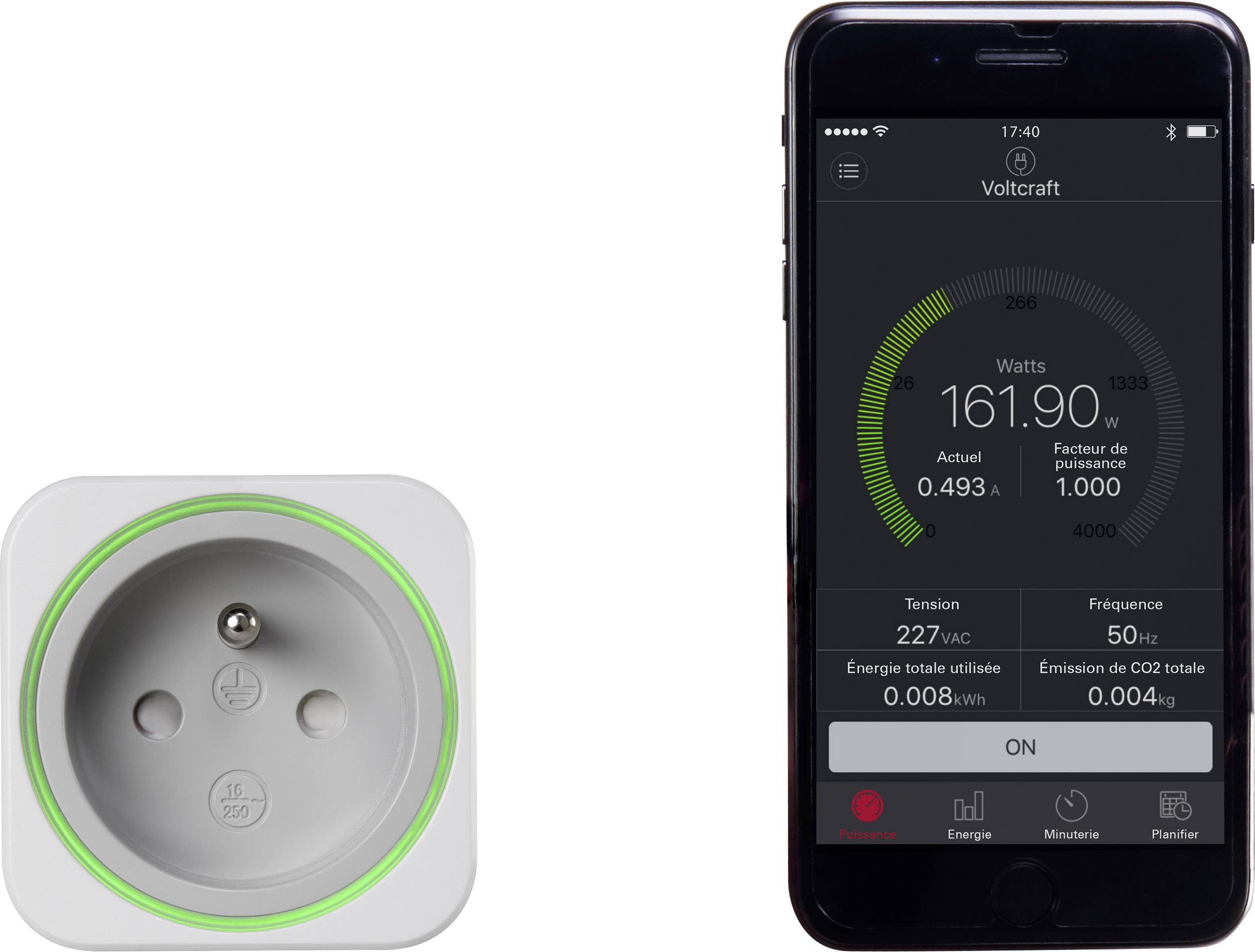En smartphoneapp visar den aktuella energiförbrukningen i watt (161,90) och spänningen (227 VAC) för en ansluten enhet. Bredvid ligger ett vägguttag.