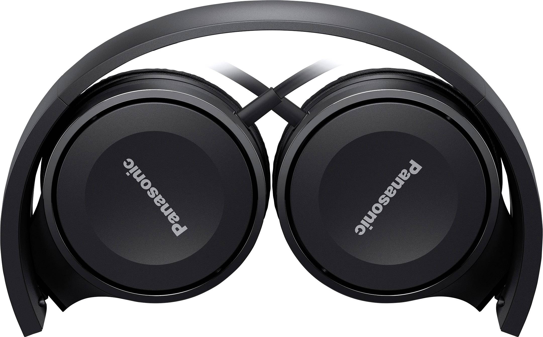 Svart over-ear-hörlurar från Panasonic, ihopfällda. Vy över yttersidan av kåporna, varumärkets logotyp synlig.