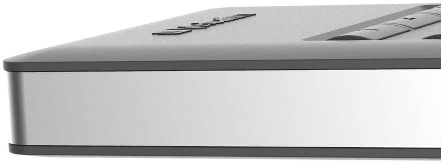 En silverfärgad, tunn elektronisk enhet med avrundade hörn och svarta detaljer, sannolikt en bärbar dator eller surfplatta.