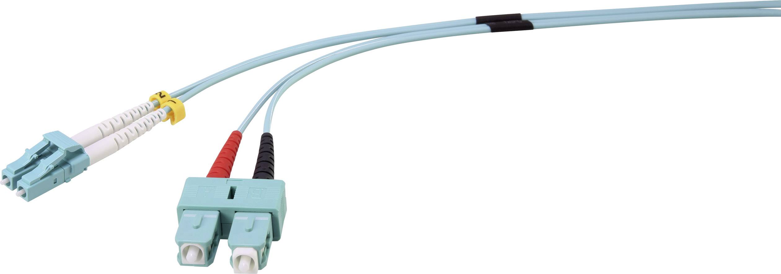 Två blå fiberoptiska kablar med LC- och SC-kontakter som används för snabba internetanslutningar.