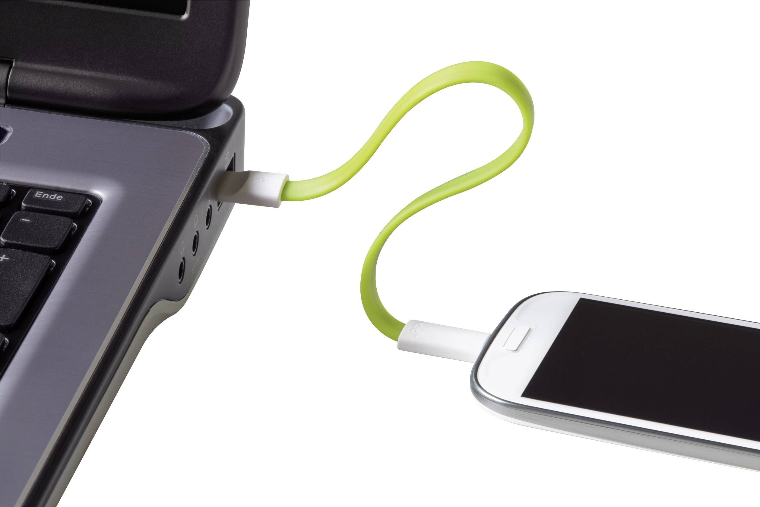 En smartphone ansluts till en bärbar dator med en grön USB-kabel för att laddas.