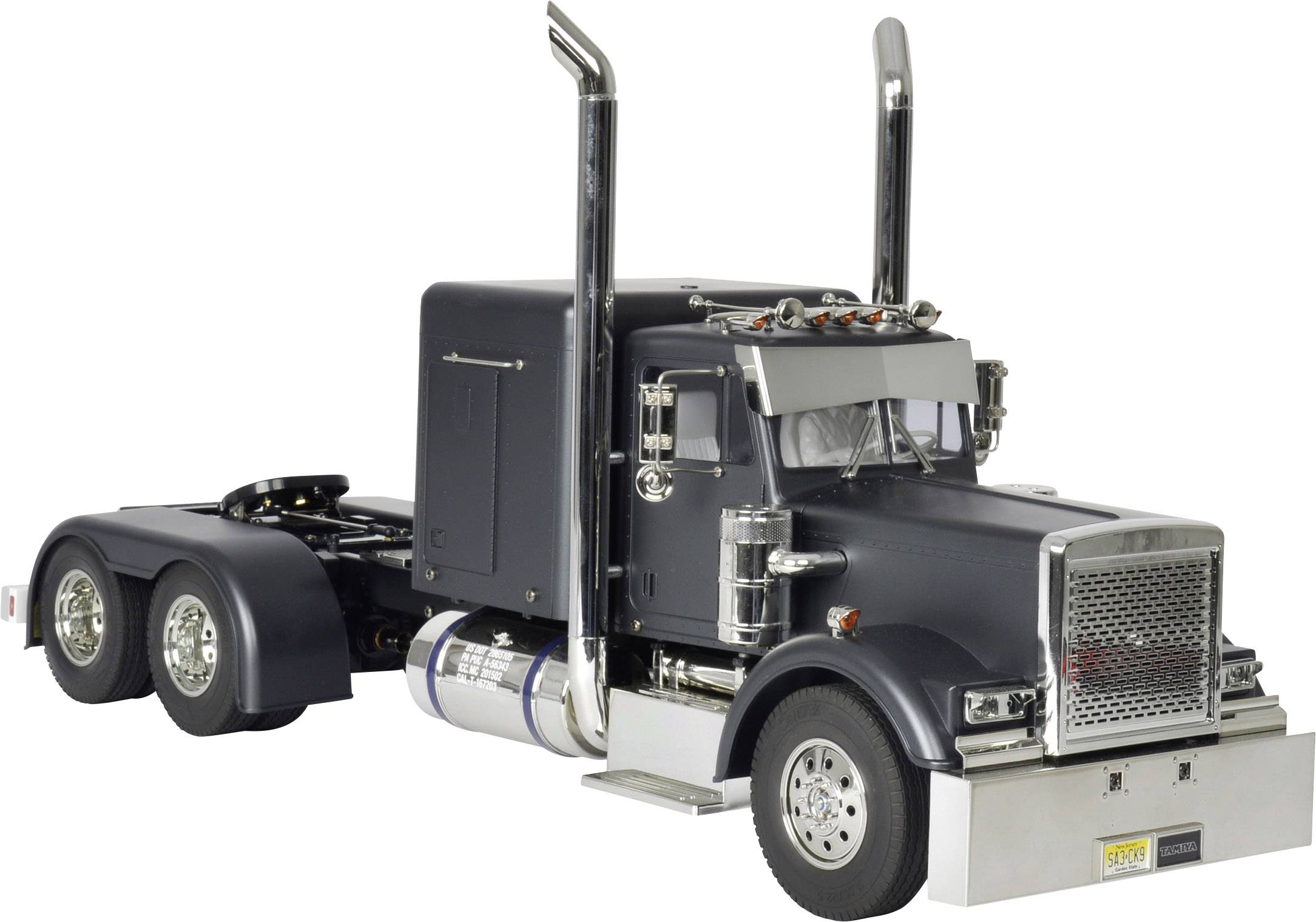 En svart lastbil utan trailer med blanka avgasrör och kromad kylargrill, på en vit yta.