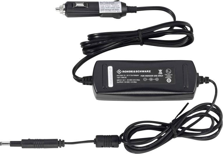 Svart-vitt nätadapter med billaddaradapter och nätkabel från Rohde & Schwarz. Designad för inomhusbruk, 12 V utgång.