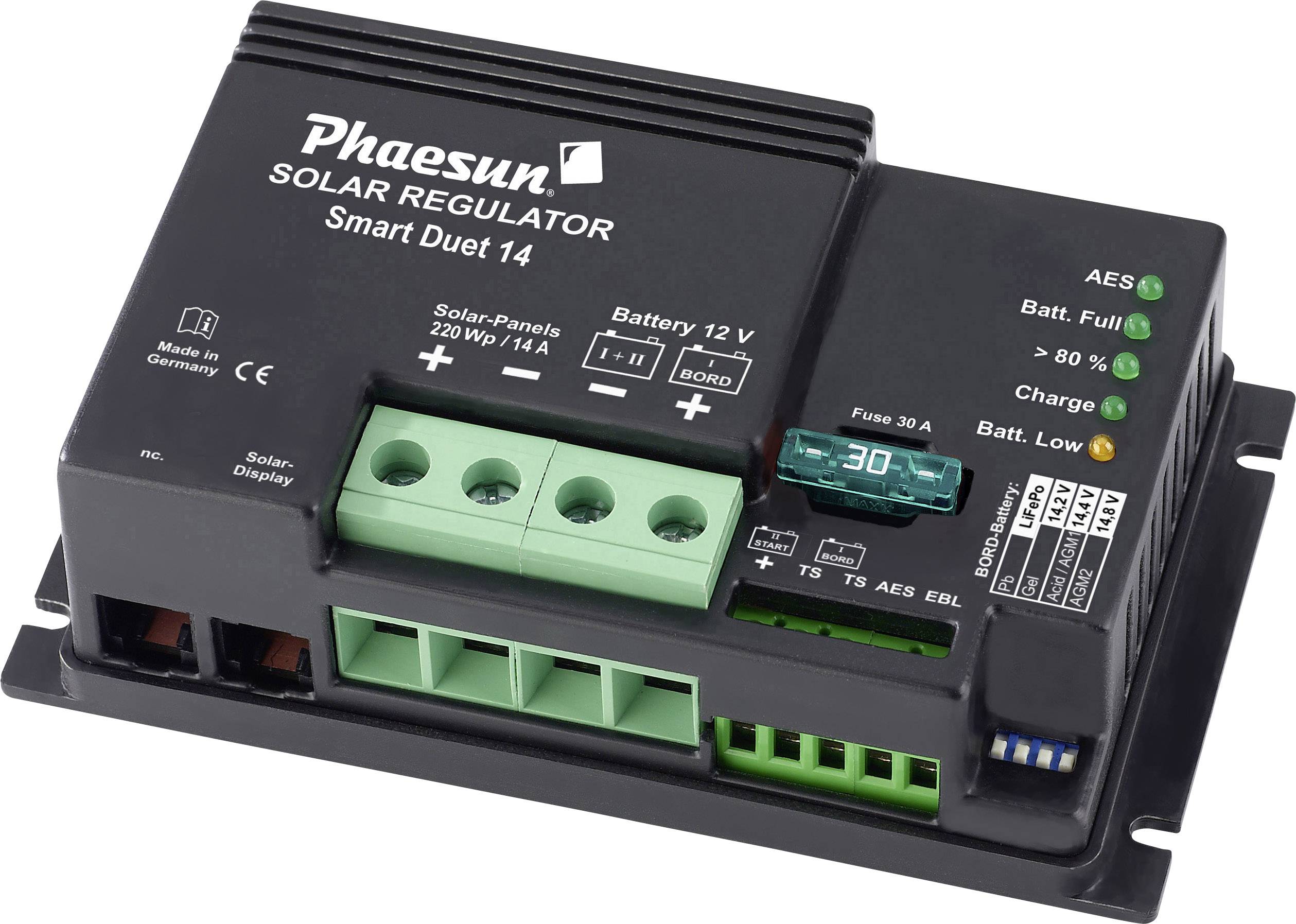 Svart solcellsladdregulator med gröna och svarta anslutningar, digitalskärm och flera knappar. Påskrift: 'Phaesun Solar Regulator Smart Duet 14'.