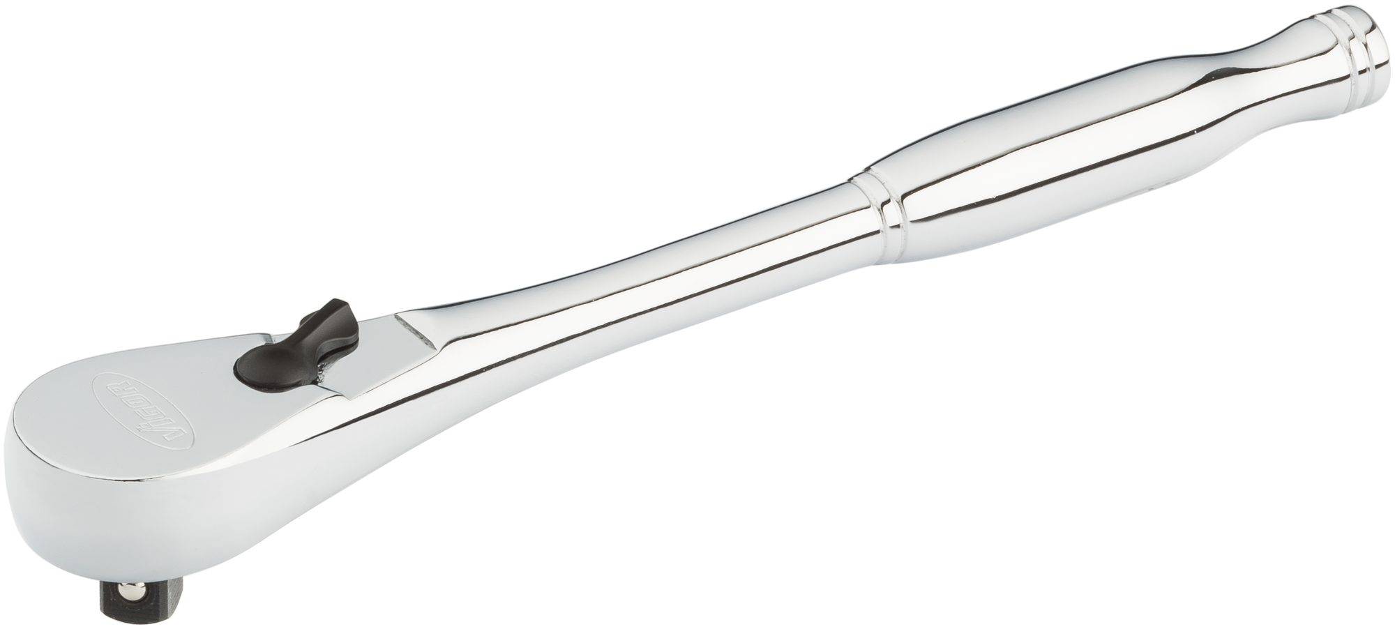 Metallisk skrallnyckel, slät och polerad, med ergonomiskt grepp och en switch för att ändra vridmomentets riktning.