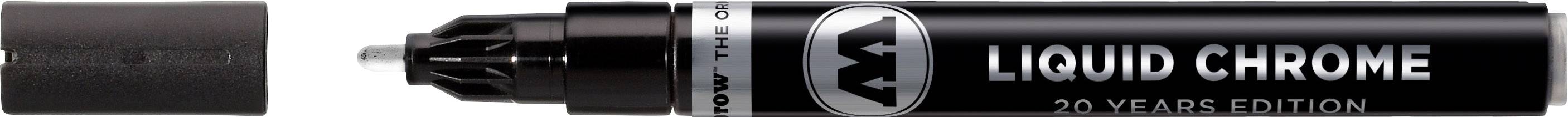Svart märkpenna med texten 'LIQUID CHROME 20 YEARS EDITION', silverlock delvis borttagen, spetsen synlig.