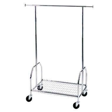 En metallklädhängare med hjul, utrustad med en gallerhylla för förvaring. Perfekt för flexibel klädförvaring.