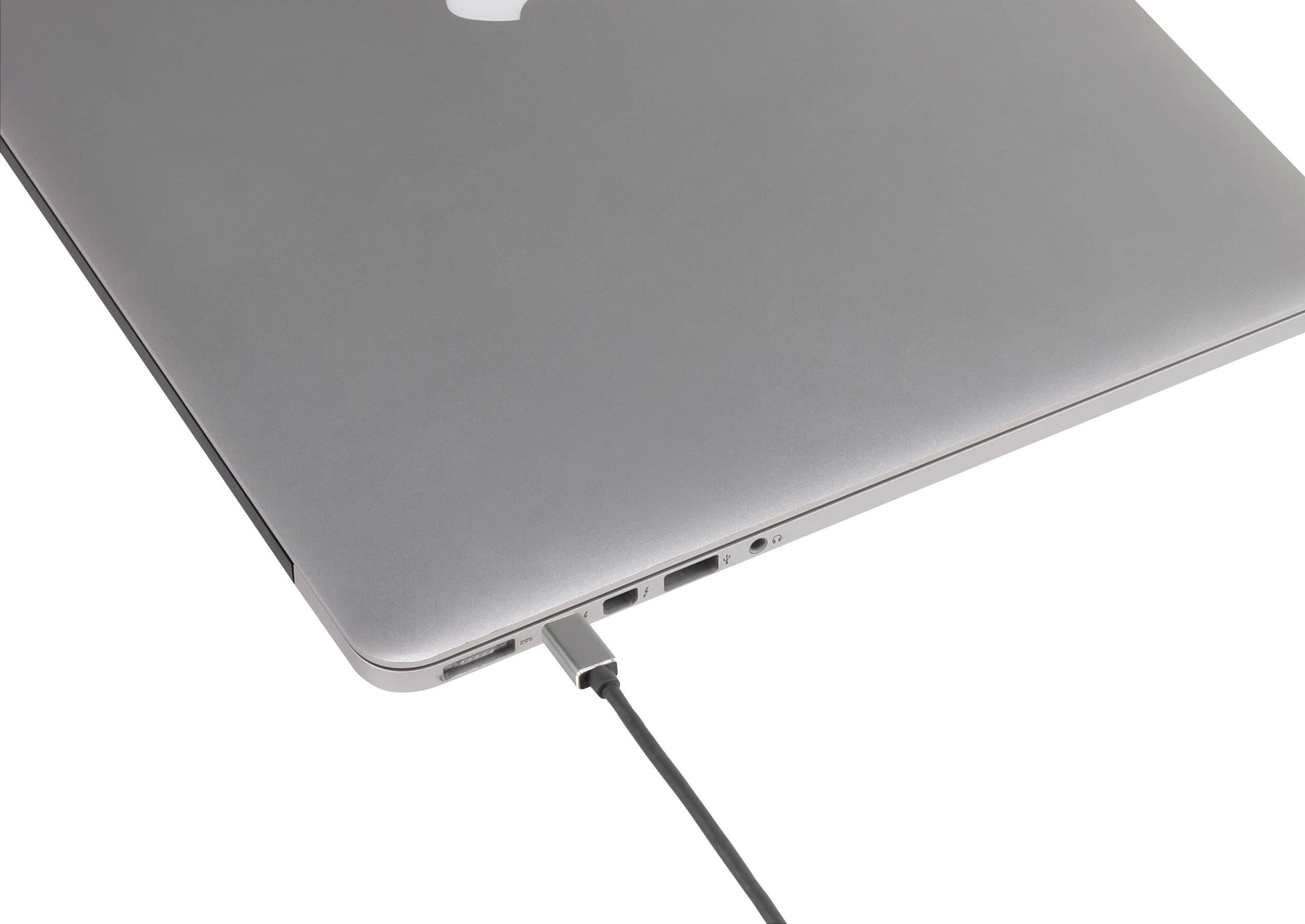 En öppen bärbar dator laddas med en USB-kabel. Kabeln är ansluten på laptopens vänstra sida.