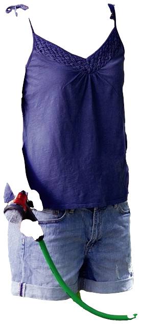 En blå blus med spetsdetaljer och blå jeansshorts. Vid sidan finns en grön trädgårdsslang.