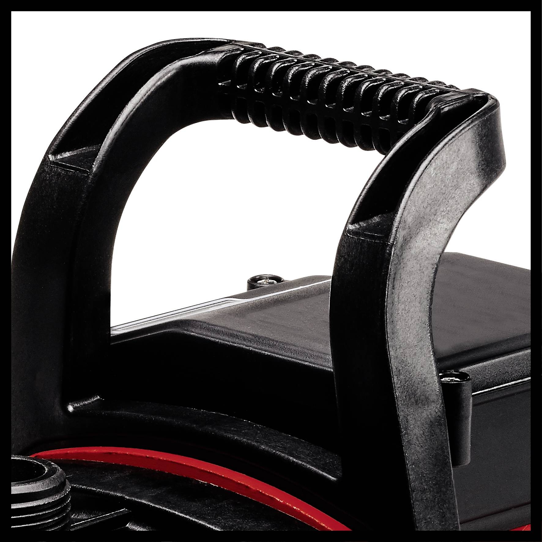 Bärbar verktygslåda med svart handtag och röda detaljer.