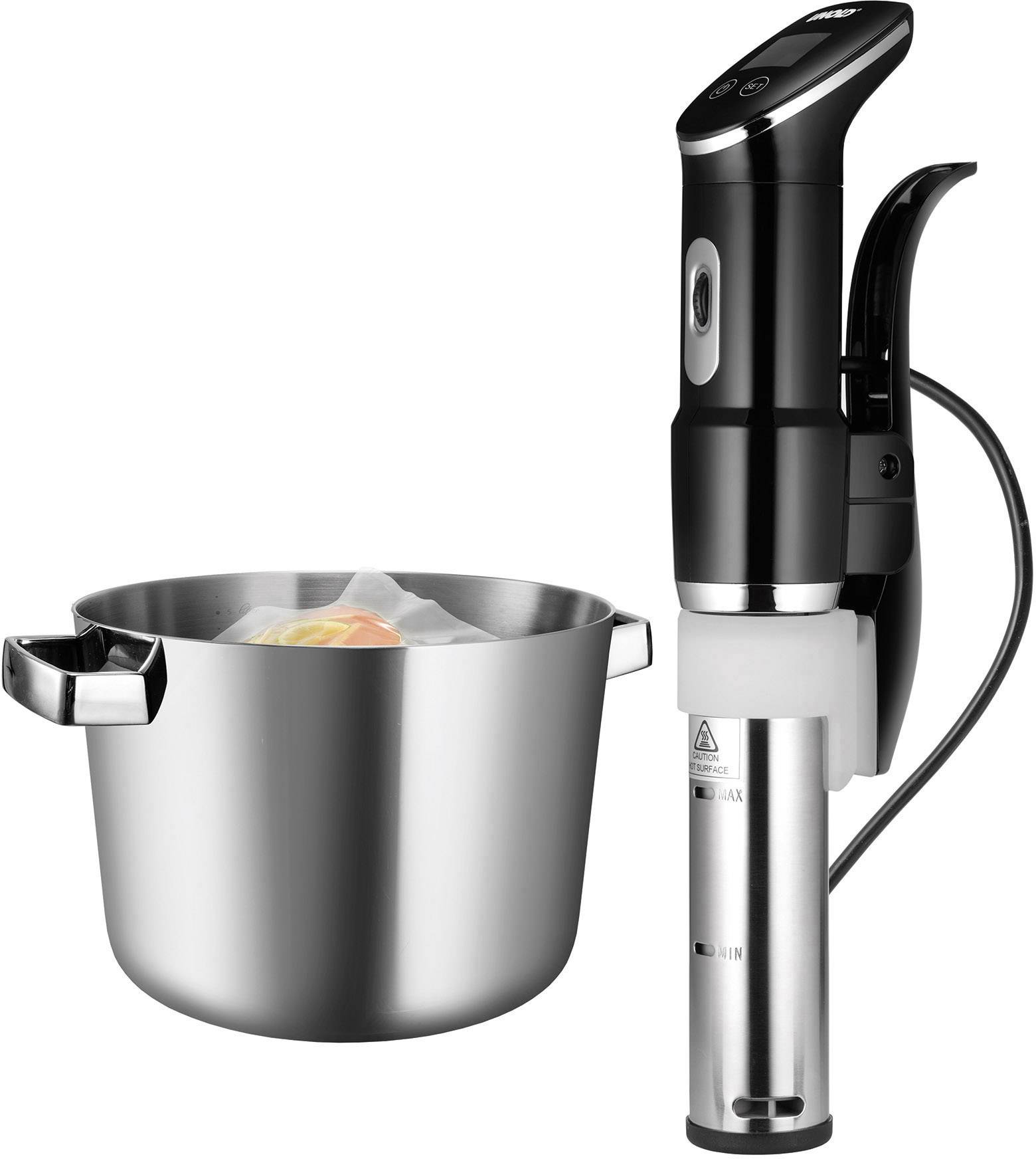 En sous-vide-stav sticker i en gryta med vatten, där vakuumförpackade livsmedel tillagas. Staven visar en digital display.