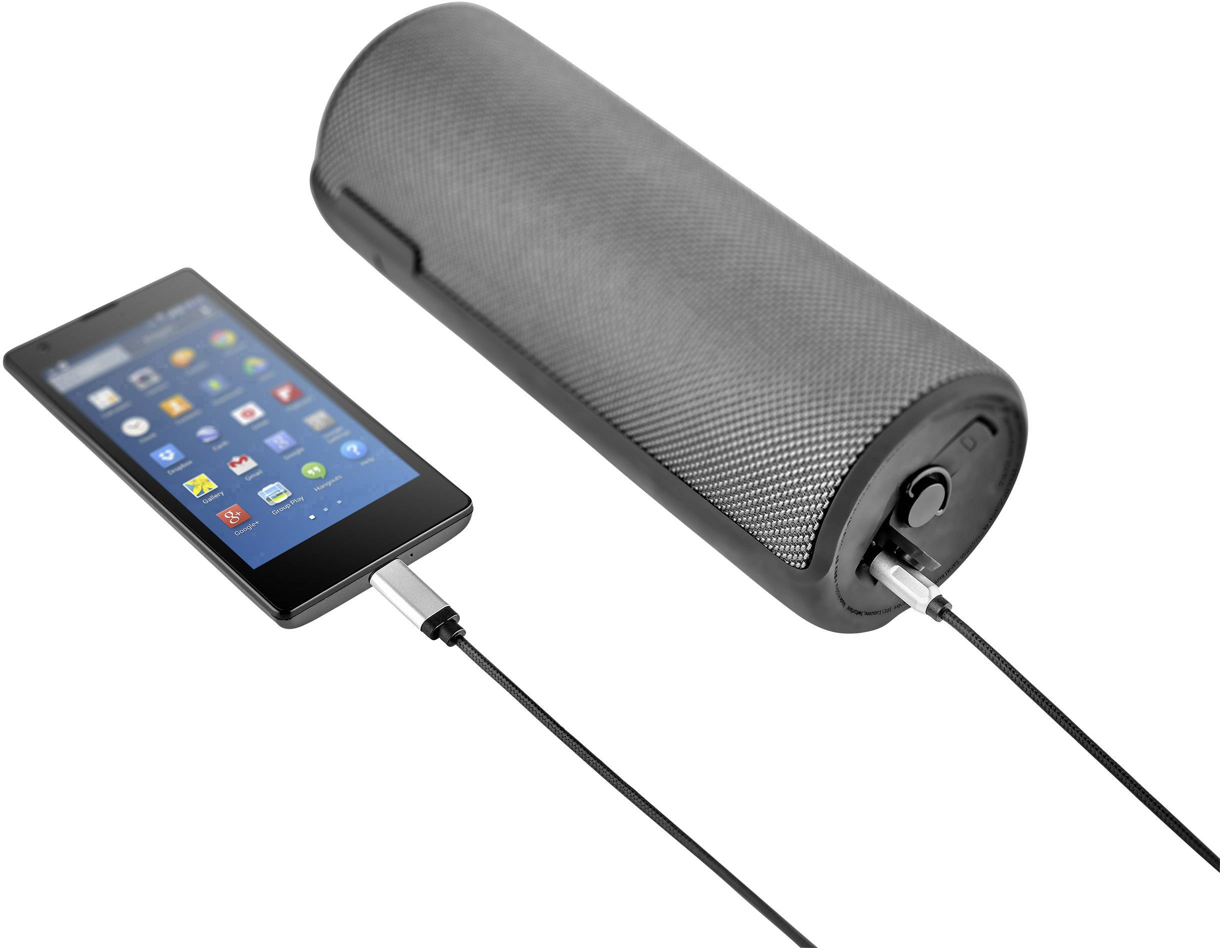 Smarttelefon anslutet till en bärbar högtalare, båda anslutna via kabel. Högtalaren är cylinderformad och svart.