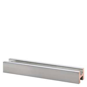 Aluminiumskena i rektangulär form, horisontellt orienterad, på vit bakgrund. Används för infästning.