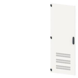 Vit metallskåpsdörr med ventilationsspringor och svart handtag, monterad på en vit vägg.