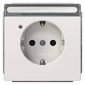 Vit europeisk vägguttag från Siemens, kvadratisk form, med täckt strömbrytare överst, lämplig för inomhusbruk.