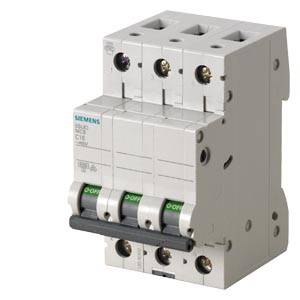 En trepolig skyddsbrytare från Siemens, modell 5SL6, med spakar i 'PÅ'-läge. Används i elektriska fördelningstavlor.