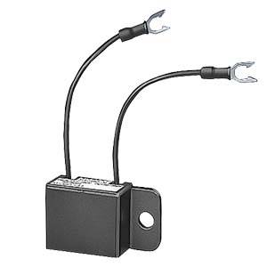 En svart elektrisk kondensator med två kablar som avslutas med gaffelklämmor. Komponenten har ett fästöra.