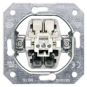 Bilden visar ett elektriskt vägguttag med metallram och öppen mekanism, färdigt att monteras i en vägg.