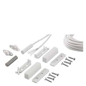 Ett installationsset med flera vita plastdelar och skruvar, lämpligt för sensorer eller kabelförankring i bostads- eller kontorsmiljöer.