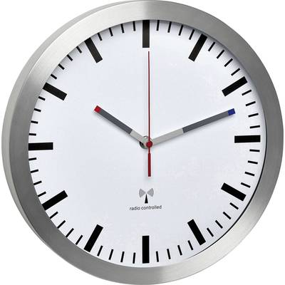 Analog väggradiostyrd klocka med silverram och svart urtavla. Visarna visar 10 timmar och 10 minuter.