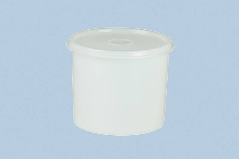 En vit, cylindrisk plastbehållare med lock mot en blå bakgrund.