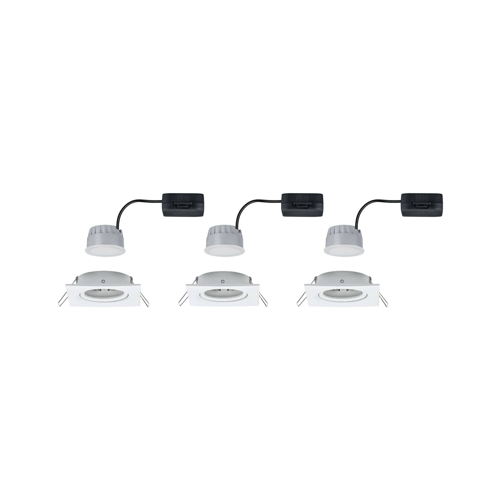 Tre LED-infällda spotlights med svarta adaptrar, jämnt fördelade. Perfekt för modern inomhusbelysning.