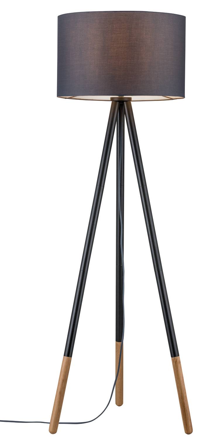 Golvlampa med trebent stativ av trä och metall, svart lampskärm.