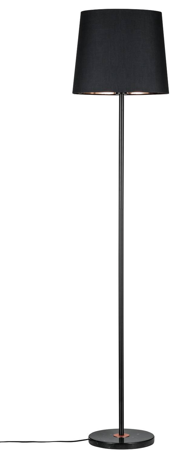 En smal, svart golvlampa med en cylindrisk skärm som vilar på en rund bas. Perfekt för modern inredning.