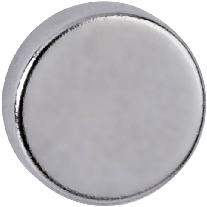 Ett runt, blankt knappcellsbatteri av metall, ofta använt i små elektroniska apparater.
