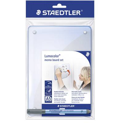 STAEDTLER Lumocolor Whiteboard Set, innehåller: vit memotavla, torrbara pennor, kvinna som skriver på tavlan. A5-format.