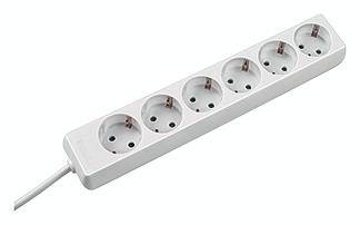 En vit grenuttag med sex uttag, lämplig för anslutning av flera elektriska apparater.