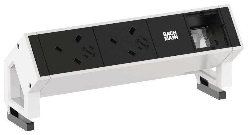 En vit-svart grenuttag med tre uttag och en USB-port, märkt med 'Bachmann'.
