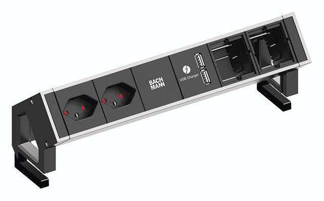 En svart grenuttag med två eluttag, två USB-portar och texten 'Bachmann'.