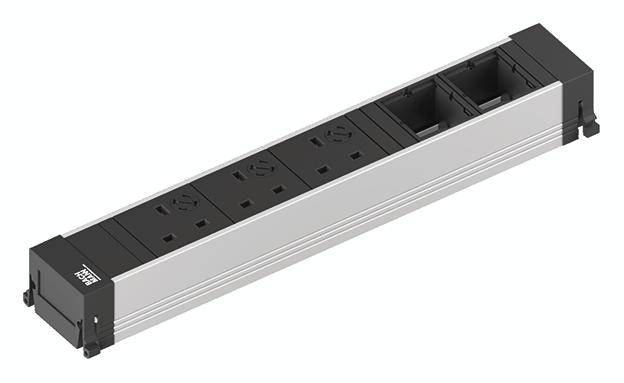 Grenuttag med sex uttag i ett silverfärgat hölje, lämpligt för elektroniska enheter.