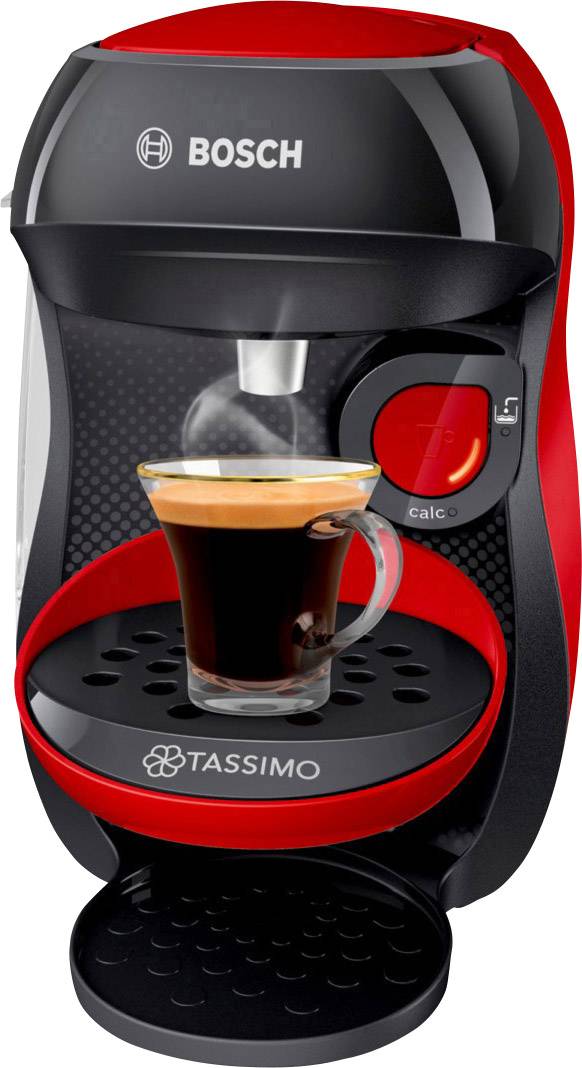 En Bosch Tassimo kaffebryggare i svart och rött står på en arbetsyta. Ett fyllt glasmugge med kaffe placerad på droppbrickan.