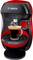 En Bosch Tassimo kaffebryggare i svart och rött står på en arbetsyta. Ett fyllt glasmugge med kaffe placerad på droppbrickan.