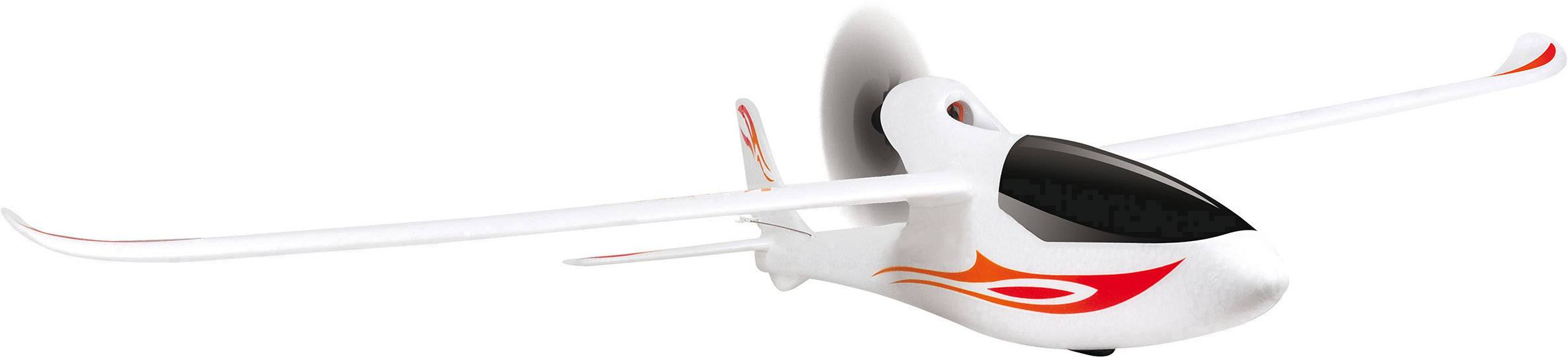 Ett vitt modelflygplan med orangea flamdekorationer på vingarna och kroppen flyger i luften.