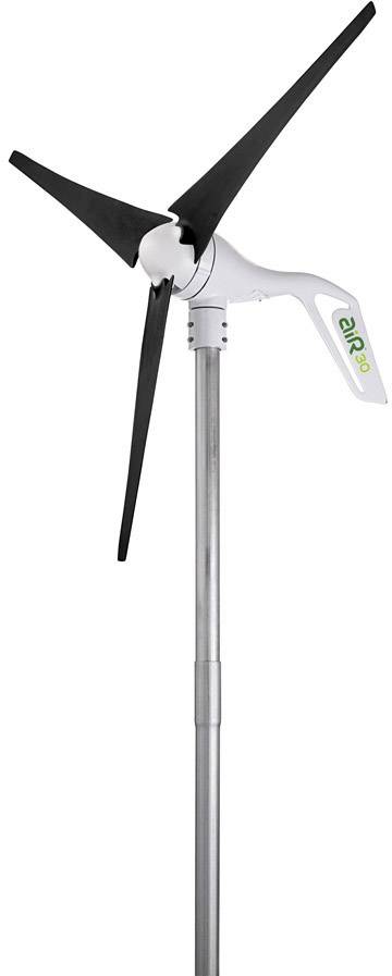 En vindkraftgenerator med tre svarta rotorblad på en metallmast; modellen heter 'AIR 40'.