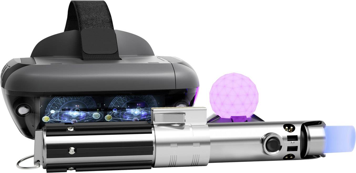 VR-headset och futuristiskt leksakslasersvärd på ett bord; symboliserar modern teknologi och immersivt spelande.