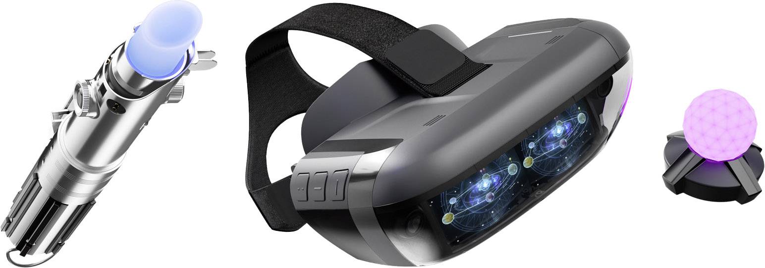 Ett VR-headset med ett svart band, ett silverfärgat VR-kontrollverktyg och en svart VR-tracker med en rosa sensor.