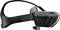En svart VR-glasögon med elastiskt huvudband, lämplig för Virtual Reality-upplevelser. Sidvy visar flera kontrollknappar.