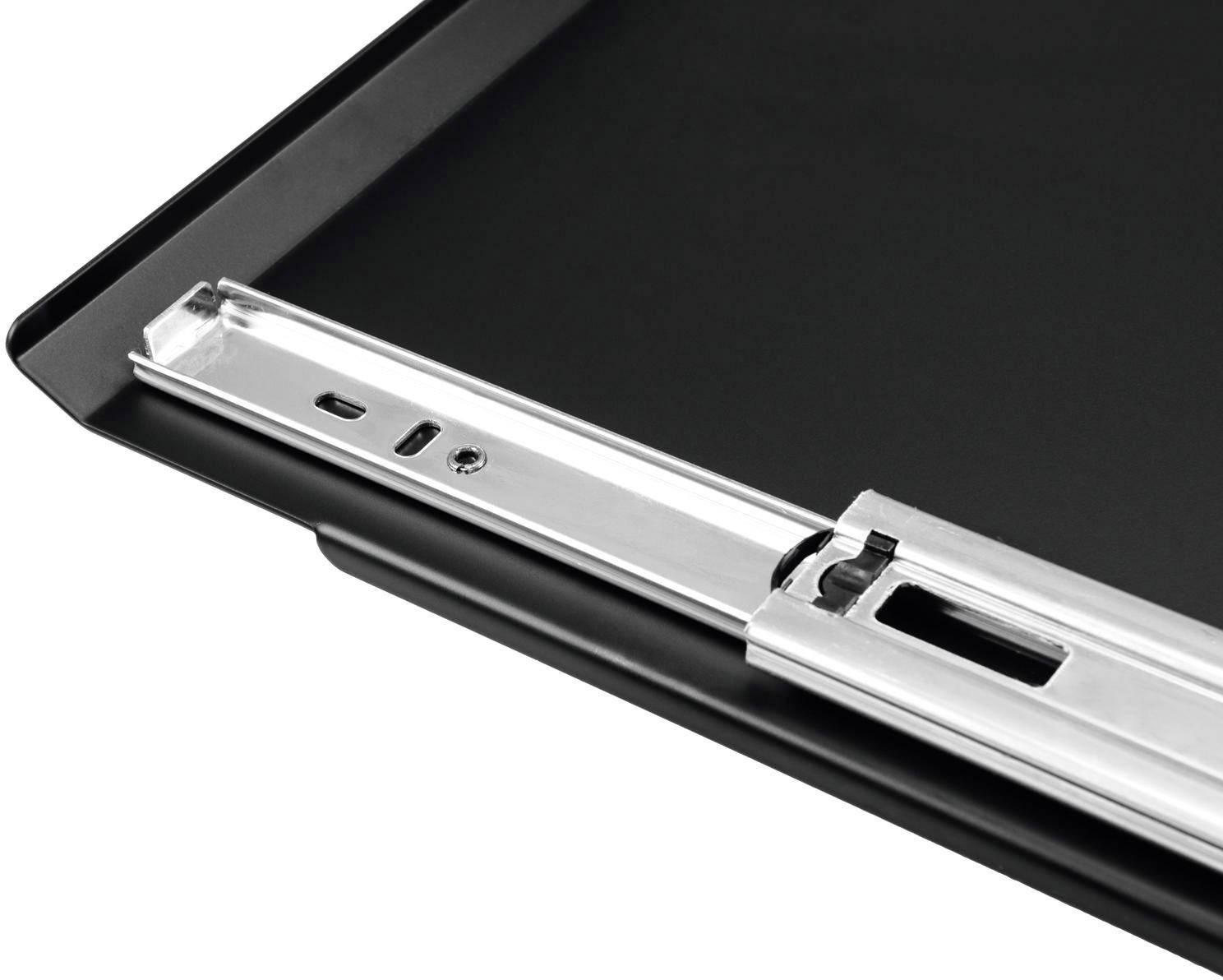 Ett svart plåtbakplan med en monterad, silverfärgad utdragsanordning som är delvis inskjuten och fäst vid kanten.