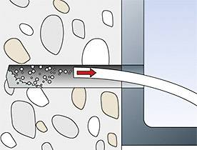 Diagrammet visar isolering i en vägg med isoleringsmaterial. En röd pil visar värmeflödet utåt.