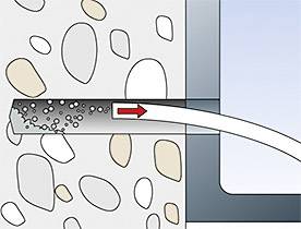 Schematisk illustration visar en horisontell tätning i en mur som blockerar fuktighet. Pilen anger tätningsriktningen.