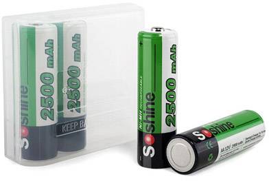 Laddningsbara AA-batterier med 2500 mAh kapacitet, delvis i plastlåda.