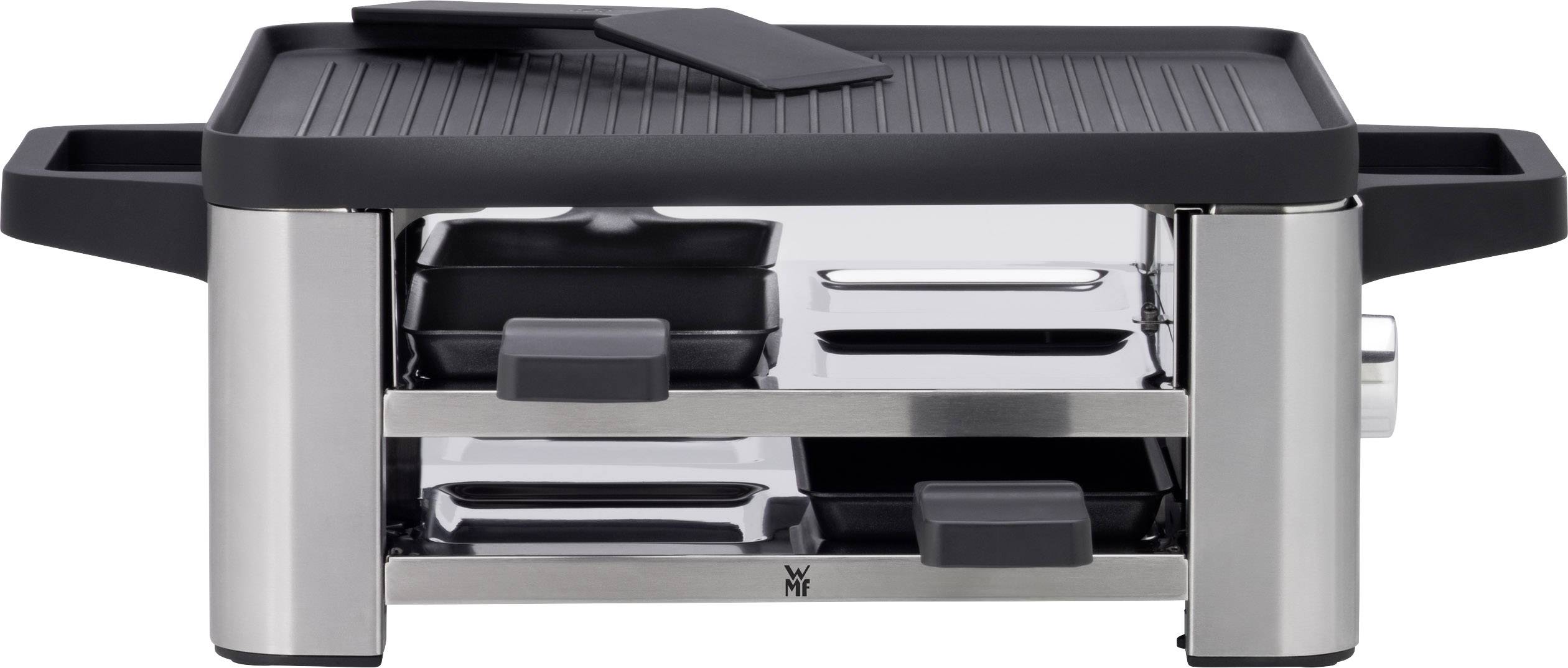 Raclette-grill med metallhölje, två svarta handtag, en räfflad grillyta och underliggande lådor för små stekpannor.