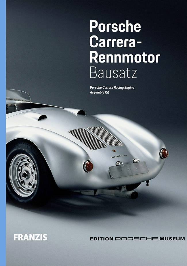 Bilden visar bakdelen av en silver racerbil. Överst finns texten 'Porsche Carrera tävlingsmotor byggsats'. I förgrunden syns motorhuven.