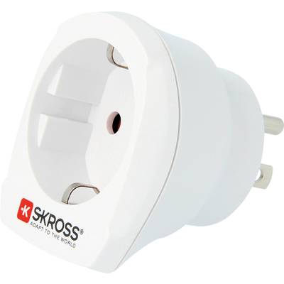 En vit reseadapter från SKROSS med tre runda uttag och varumärkets logotyp, lämplig för internationella kontakttyper.